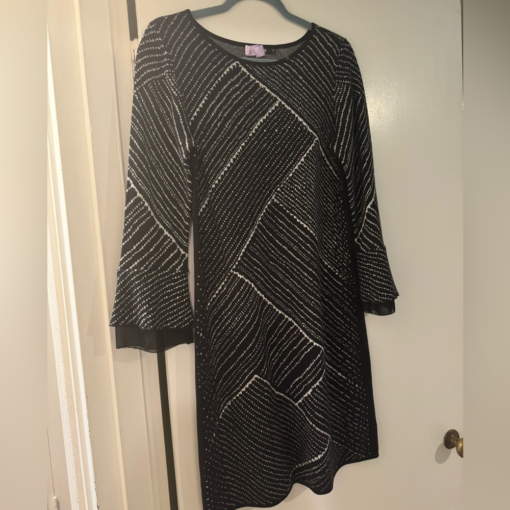 Nic + Zoe Knit black and white patterned dress. Size S